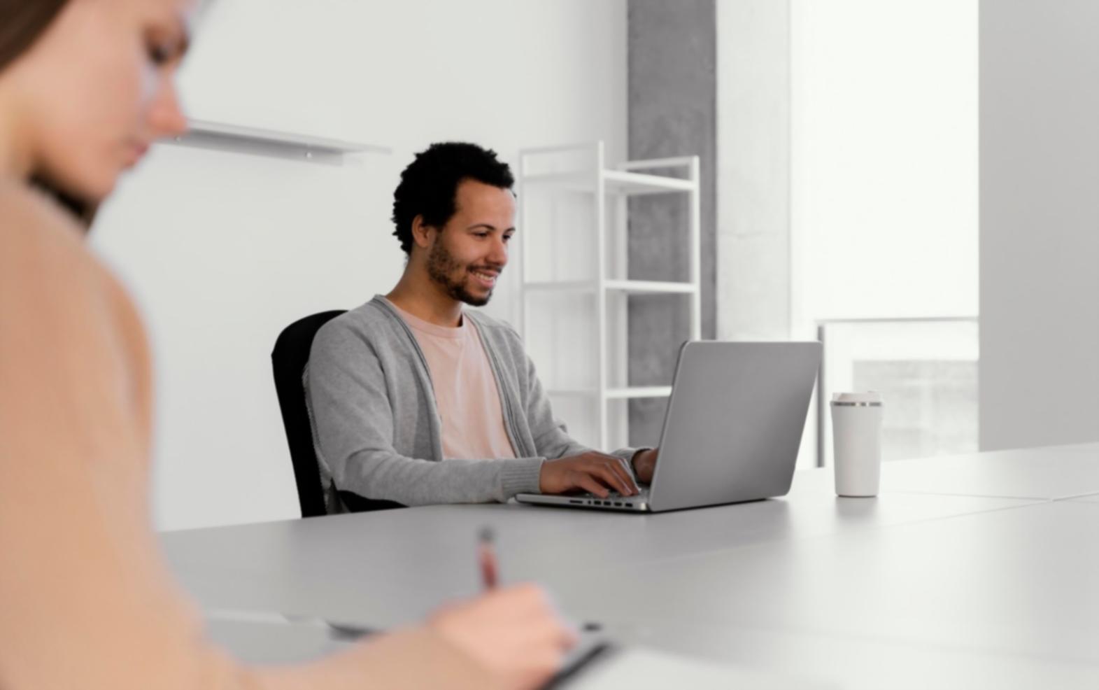 Moderne Büroumgebung mit Finanzunterlagen und Computer